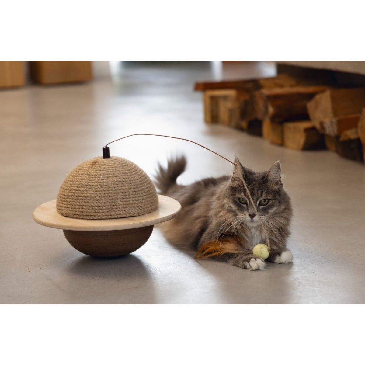 DESIGNED BY LOTTE Griffoir Wiggly – Boule à bascule en corde pour chat – photo 4