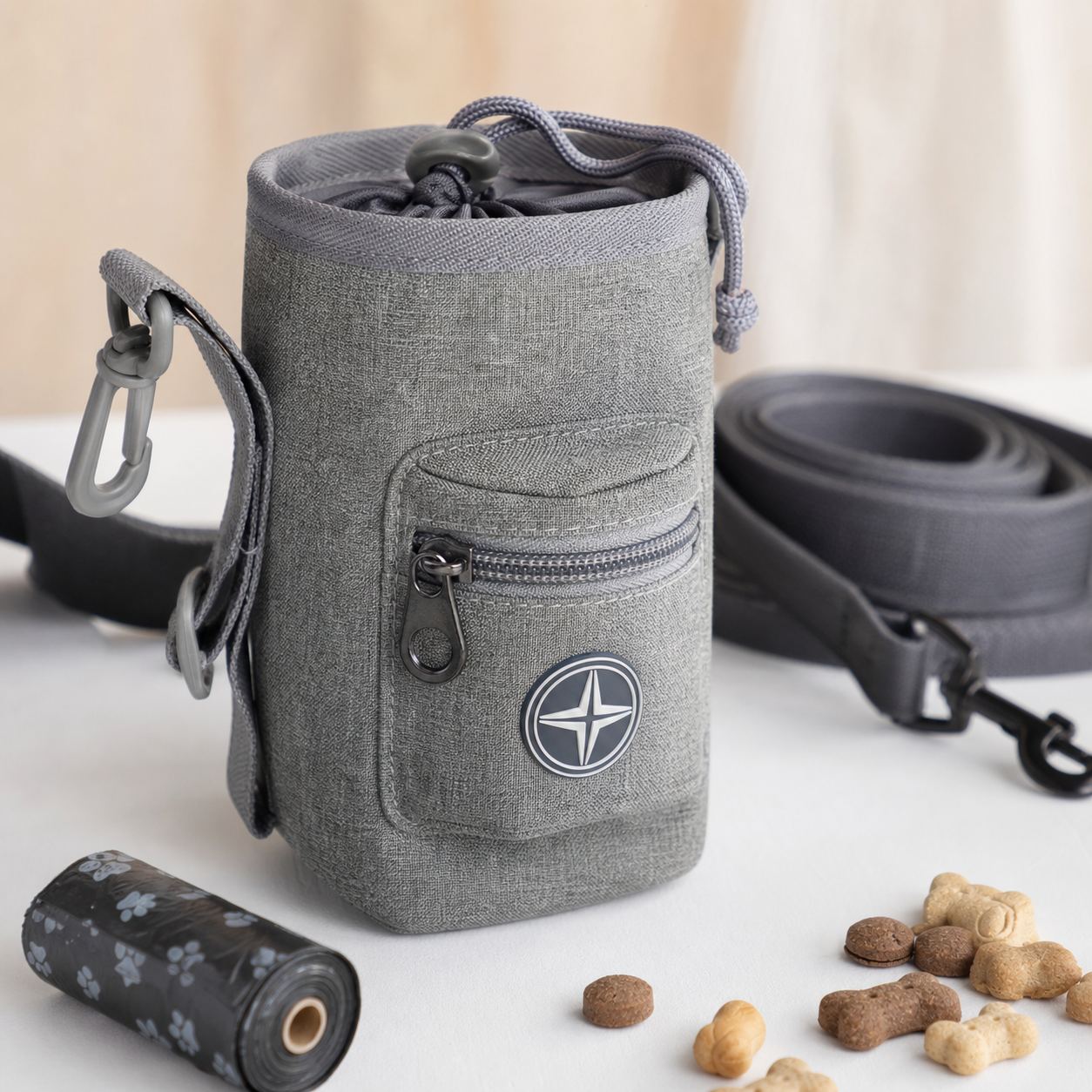 Détail de la pochette Animorix avec poche zippée, cordon et accessoires de balade